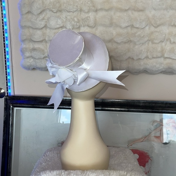Tiny hair piece top hat with adjustable wire around the edges 
White with floral - Picture 5 of 7